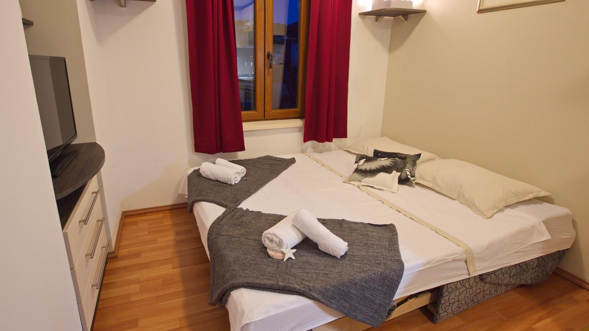 Apartments With A Parking Space Jelsa, Hvar - 8713 Jelsa  Habitación foto