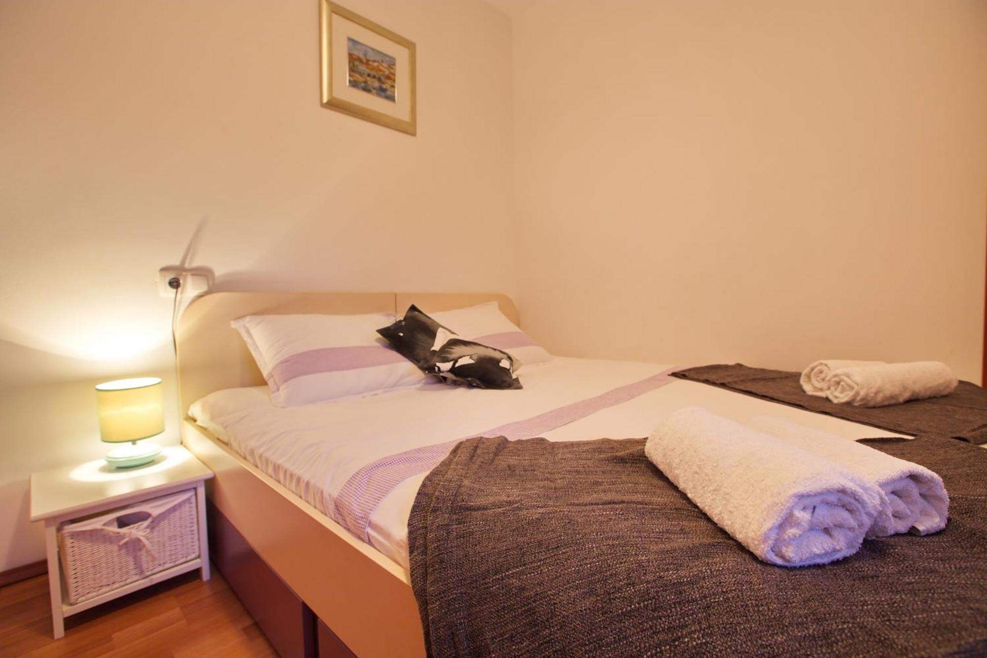 Apartments With A Parking Space Jelsa, Hvar - 8713 Jelsa  Habitación foto